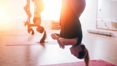 Yoga Aérien l'art de défier la gravité pour une santé optimale