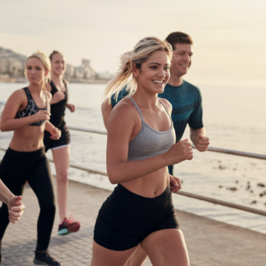 Coureurs ensemble dans un club de running, formant un groupe de soutien