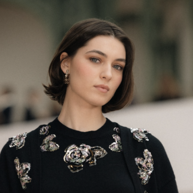 Mannequin au défilé Chanel avec un maquillage naturel et élégant