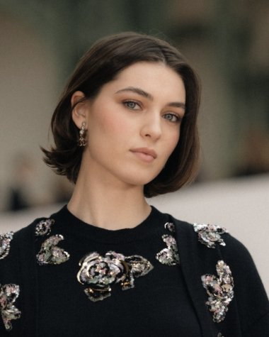 Mannequin au défilé Chanel avec un maquillage naturel et élégant