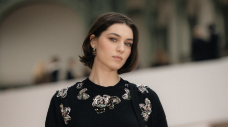 Mannequin au défilé Chanel avec un maquillage naturel et élégant